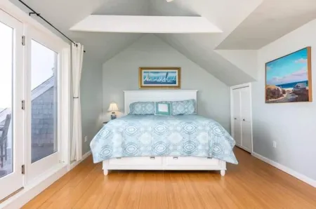 Magnificent Waterfront Home with Pool Отели рядом с достопримечательностью «Beach Access Point»