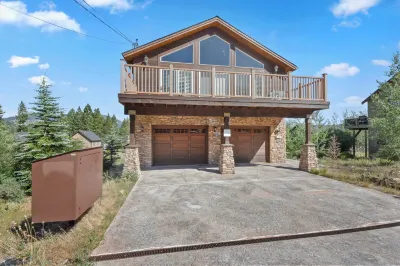 Mule Meadows Classy, Split Level South Tahoe Home!