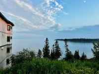 Lake Superior Two Queen Bed Studio~Pool/Hot tub-Burlington Bay