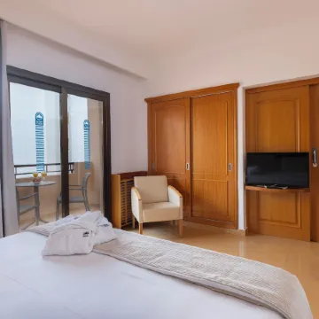 Invisa Hotel la Cala Отели рядом с достопримечательностью «Пристань для яхт Санта-Эулалия»