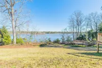 현대적인 호숫가 리트리트