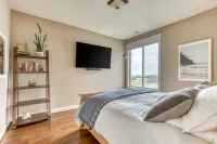 Private Path to the Beach and Hot Tub - Luxurious Coastal Escape North Head Lighthouse 주변 호텔