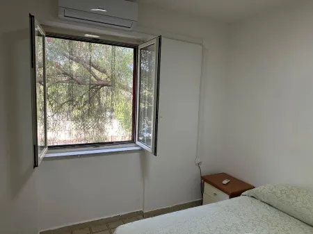 Cozy family house 50 meters from the sea, with ample park for children Отели в г. Манфредония