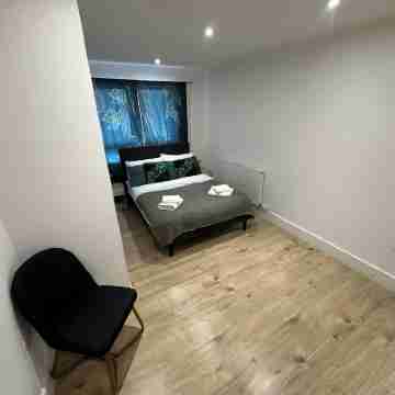 London Luton 1 Bedroom Apartment Sleeps 4 - Airport 7 Mins - Train Station 1 Min Rooms