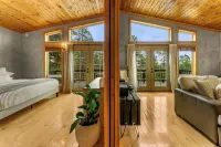 Bailey Treetop Retreat: Spacious, Hot Tub, Pool Table, Yoga, Family, Views