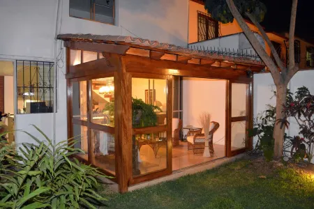 COZY 3 BEDROOM HOME CLOSE TO MIRAFLORES Отели рядом с достопримечательностью «Университет Лима»