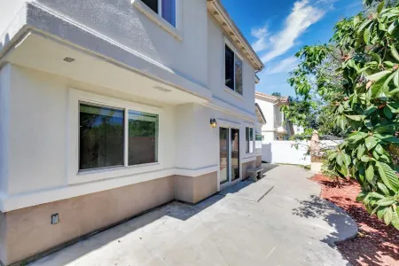 Spacious 4-bedroom house in Gate community in lovely Chino with WiFi, AC Отели в г. Чино