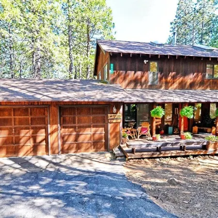 Cozy 3-bedroom cabin in superb Arnold with WiFi and a Spa