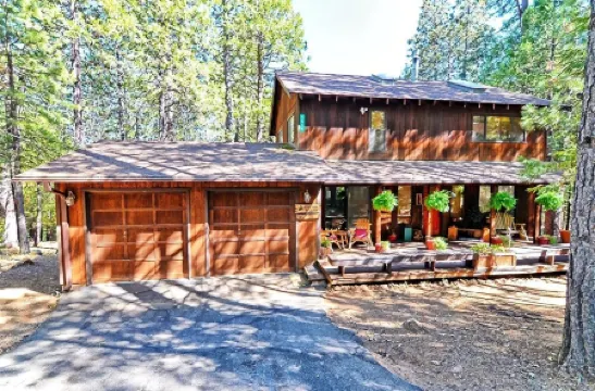 Cozy 3-bedroom cabin in superb Arnold with WiFi and a Spa