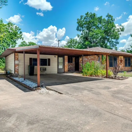 2 Mi to Kyle Field: Bryan Home w/ Fenced Yard