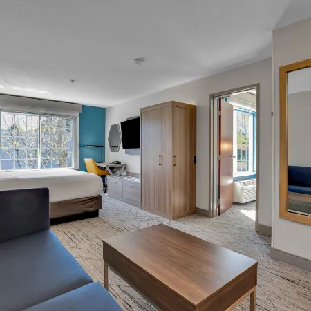 Holiday Inn Express & Suites PORTLAND-JANTZEN BEACH by IHG