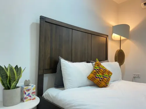 3 min walk to restaurants, ATM, Shops, pharmacy, prime area