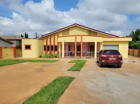 Exquisite 5-Bedroom House with free Parking