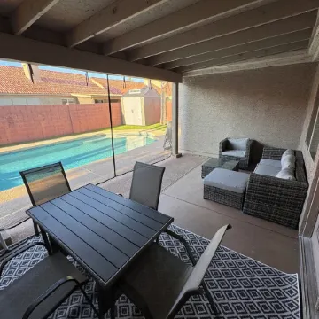 Spacious 4-bedroom home with pool, Walk to beautiful Freestone Park.