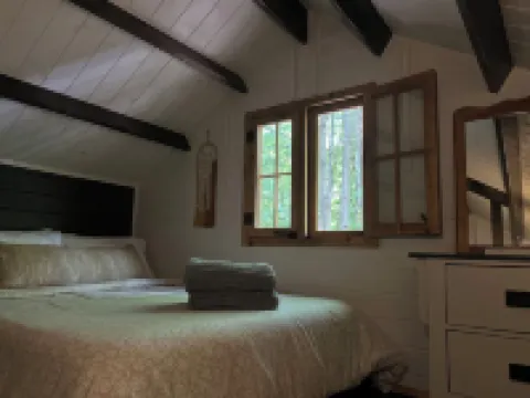 East Cabin • Hidden Off-Grid Getaway in Ontario