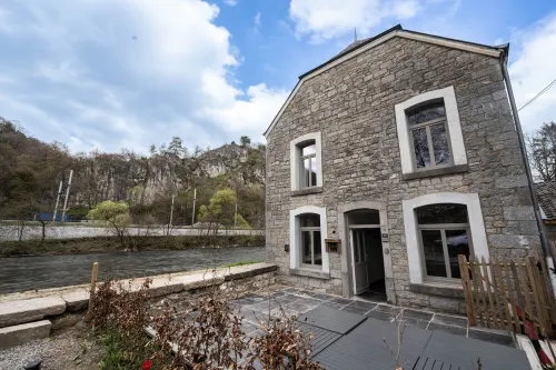 Gerenoveerde vakantiewoning naast de Ourthe voor families Hotels in Bomal