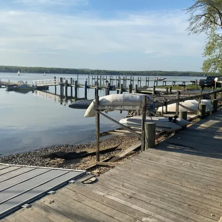 Charming 2-bedroom water oriented cottage with water access