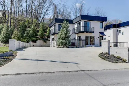 Olive Branch Villa by the river Отели в г. Макминнвилл