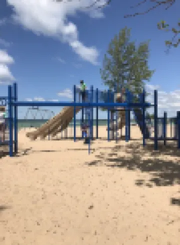 The Bay Breeze. In Village of Elk Rapids. Walk to Festivals, Beach Park & Town
