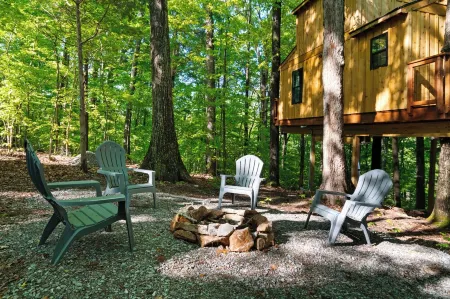 Private Treehouse getaway on Lake Barkley.  Luxury in the trees!
