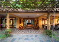 Best in Chiangmai, Modern Love Villa, Garden paradise, Pool, Free breakfast, car Hotel di Nam Phrae