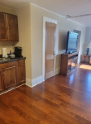 Two bedroom apartment in charming Hendersonville, walk to Main Street.