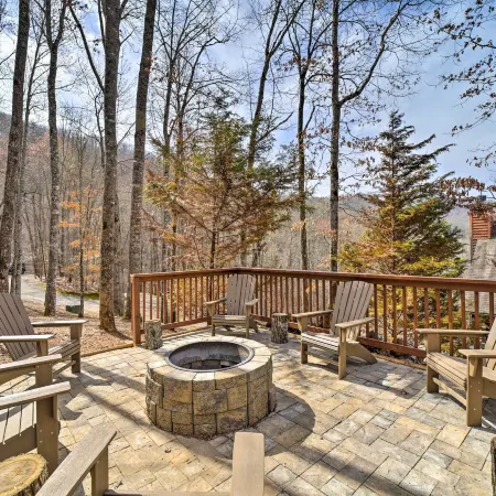 Hot Tub + Pool Table: Cozy Franklin Cabin!