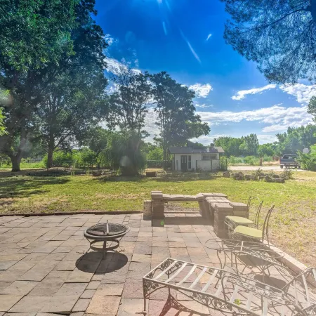 Patio & Yard: Dtwn Cottonwood Home!