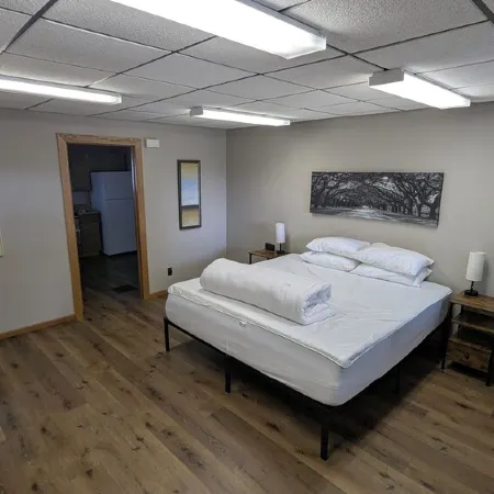 Massive 2-bedroom lower unit with fast WI-FI & in unit washer/dryer