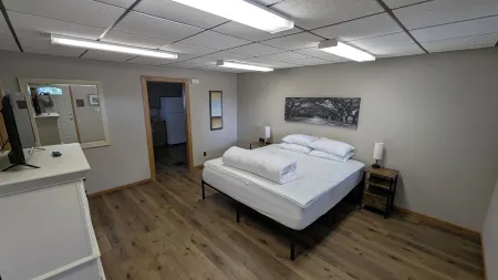 Massive 2-bedroom lower unit with fast WI-FI & in unit washer/dryer Отели рядом с достопримечательностью «Университет Висконсин в Барабу / Сок»