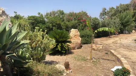 Beautiful apartment in a villa between the sea and the lighthouse Отели в г. Изола-ди-Капо-Риццуто