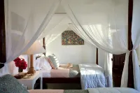 Hibiscus Hill Guest House - Elegant Garden Oasis, Pink Sand Bch 4 Bedroom Home