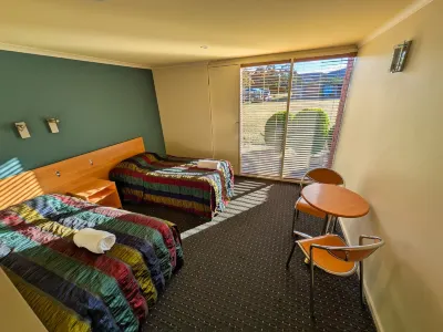 Tandara Motor Inn Hotels near Tasmanian Seafarers Memorial