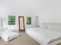 Charming 5-bedroom home.  AC and WiFi,swimming pool. walk to town and beach