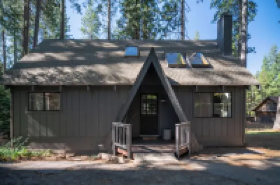 The Robin: BLS Lake Access, Hot Tub, Curated Luxury Design, & Kids Game Room