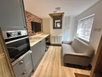 Lovely Courtyard Studio in Wokingham.Close to all major travel links. Wokingham otelleri