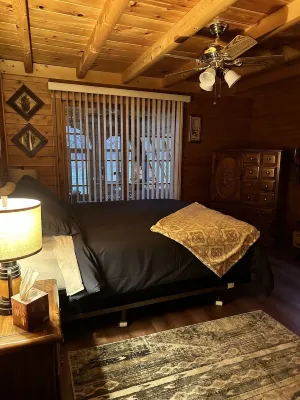 Beautiful cabin in the woods close to skiing, hiking and shopping with hot tub.