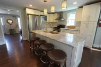 Norwalk Spacious Stay – Entire House + Fenced Yard + Parking + Laundry + Updated Hotel a Norwalk