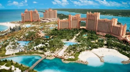 Located on Paradise Island, Bahamas, close to the Atlantis Resort and beach. Отели рядом с достопримечательностью «Каббедж Бич»