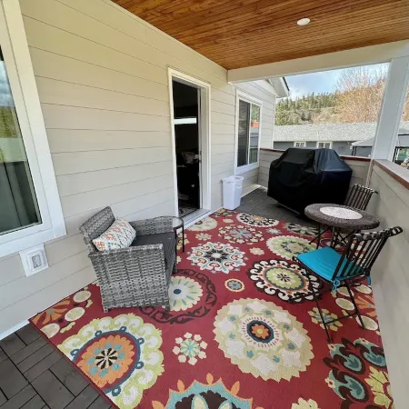 Fully appointed 2 bedroom carriage house in beautiful Penticton! Winter Rates!