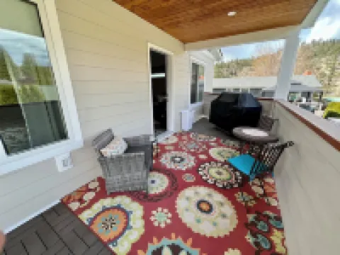 Fully appointed 2 bedroom carriage house in beautiful Penticton! Winter Rates!