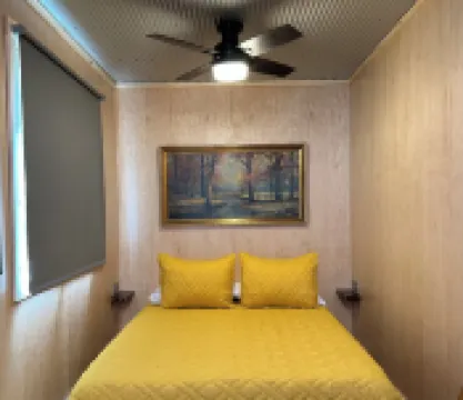 The Den Shipping Container Cabin-HotTub!-High Speed WiFi!-Great View & Location!