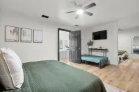 Suncrest Solace. Lake. Pool. Spa. Luxury. Yours. Hotels in Talahi Island