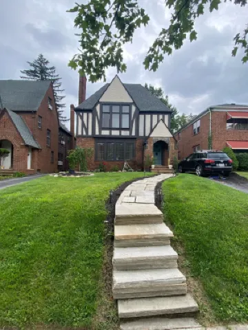 Charming home in Shaker Heights 謝克海茨酒店