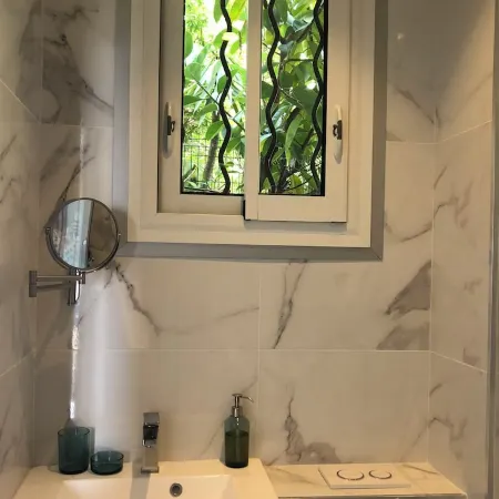 Studio flat in private road with magnificant balcony view of Cap Ferrat Отели рядом с достопримечательностью «Soneva»