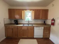 Cozy and charming 2-bedroom house in Norman with EV charger. Close to downtown. Hotels in Norman