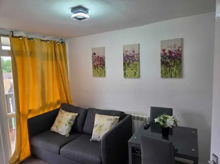 Welcoming apartment with WiFi in charming Harlow, Essex Отели рядом с достопримечательностью «Парк Харлоу Таун»