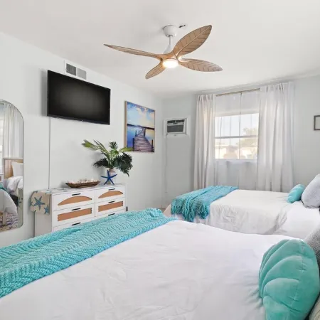 Beachy Keen Charming 2-bedroom 6 min from the beach . Sleeps 8ppl~ boat/RV pking