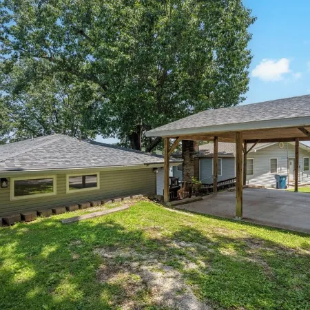 Lake front, spacious & cozy home with entertainment room. Отели в г. Шелл Ноб