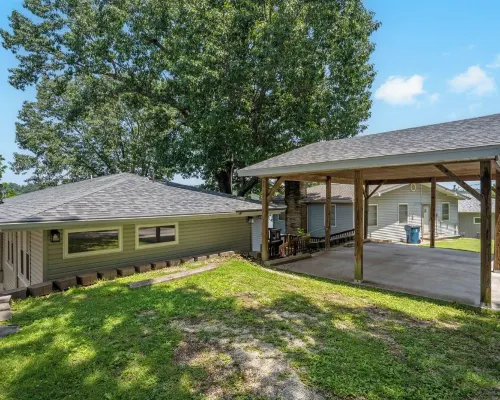Lake front, spacious & cozy home with entertainment room. Hotéis em Shell Knob